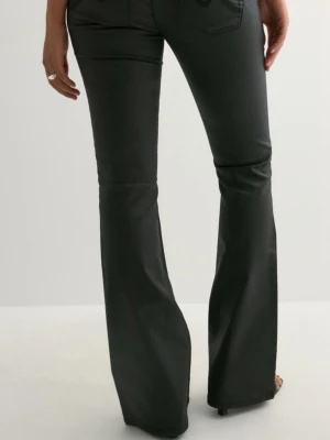 Svarta bootcut jeans från Replay - Snygga svarta bootcut jeans från Replay med markerade sömmar framtill och klassiska fickor bak. Jeansen har en hög midja och är tillverkade i ett stretchigt material som ger en bekväm passform. Perfekta för dig som gillar en trendig siluett.