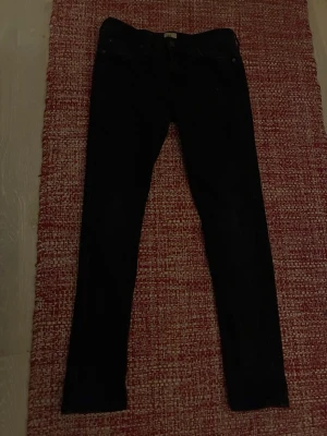 Svarta low waist jeans från Lee - Snygga svarta low waist jeans från Lee. Tyvärr blivit för små för mig :( Strlk W28/L31 skulle gissa på ca xs. De är i superfint skick!