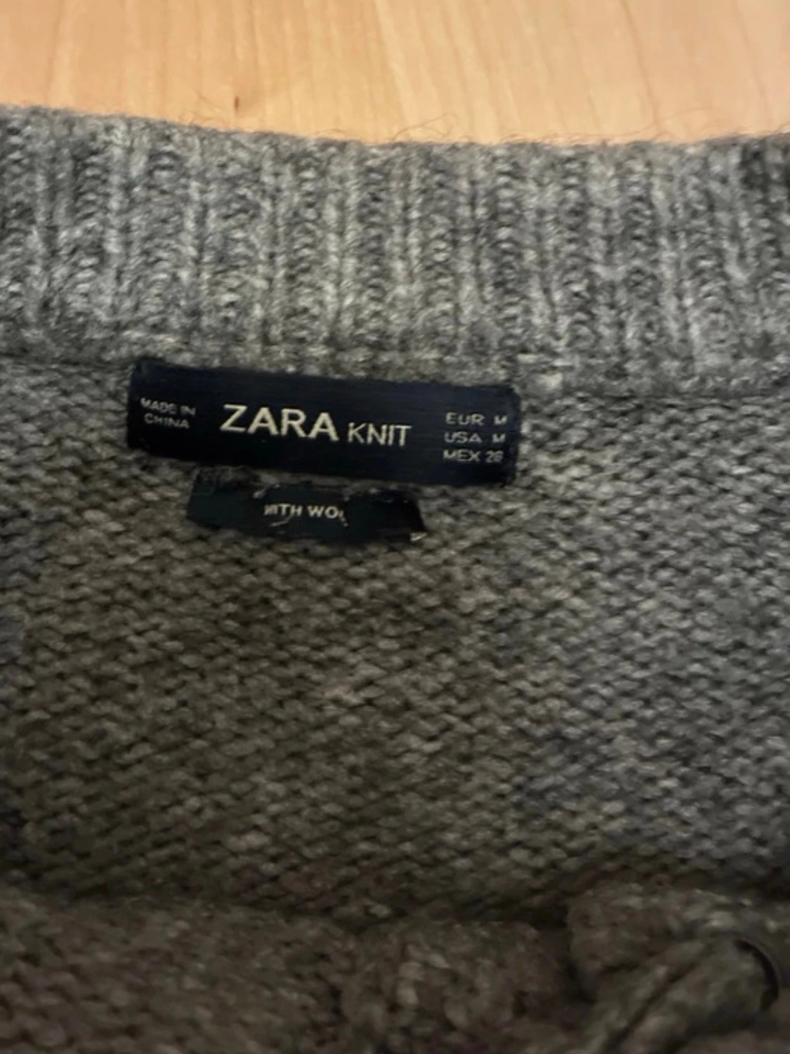 Grå stickad tröja med knytning - 2