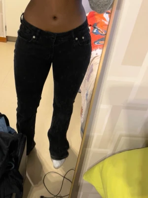 Bell jeans  - Säljer ett par svarta bootcut jeans från 157, modellen BELL. Jeansen har klassisk femficksdesign, normal midja och utsvängda ben. Använde ett fåtal gånger jätte bra i skick, inget är slitet eller nått sånt!💕