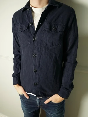 JACK & JONES OVERSHIRT - Riktigt snygg overshirt från Jack & Jones | Skick: 8.5/10 | Strl: S | Modellen är 182 cm | Hör av dig vid intresse eller om du undrar någonting! 