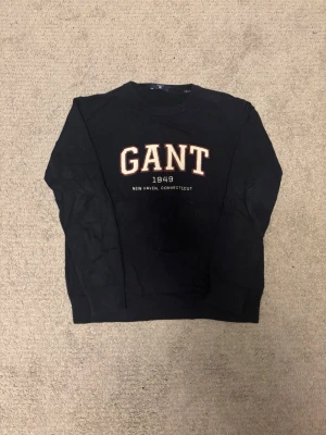 Gant Sweatshirt - Säljer en Gant Sweatshirt i strl 158-164 och passar barn i 13-14 årsåldern. Perfekt nu för våren! Tröjan är endast använd ett fåtal gånger och har inga täcken på slitage.