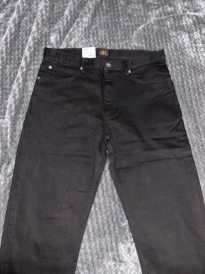 Svarta Lee jeans Regular Straight - Säljer ett par svarta jeans från Lee, modell WEST Regular Straight. Raka ben och den är aldrig använt. Ordinarie priset är 1600kr