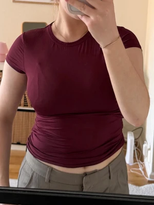 Vinröd t-shirt - Vinröd T-shirt från lager157❤️