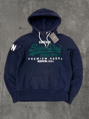 Superdry hoodie - En extremt snygg marinblå Superdry hoodie! Storlek S och är i ungefär nyskick! Hoodien passar till allt och sitter extremt bra!  Vi finns här för att svara på alla dina frågor! Dessutom så är priset ej hugget i sten vid snabb affär!   Mvh saint!   