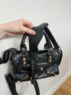 Balenciaga liknande City bag - Ej äkta balenciaga!! men otroligt lik balenciaga väskan. Super snygg men kommer ej till användning tyvärr:( saknar en nit på baksidan
