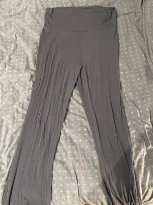 Yoga pants - Sköna yoga pants ifrån Lager , strl L Säljs billigt då de har blivit lite trasiga & fläckiga längst ner & finns lite noppror.