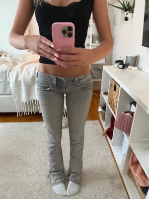 PEPE JEANS - Behöver plats i garderoben och fylla ut plånboken så säljer mina vintage lågmidjade boot jeans från pepe i storlek S. Tyvärr snäppet för korta så inte kunnat använda lika mycket som önskat, så sparsamt använda! Nypris runt 900 säljer för 499. Beställ gärna via PostNord 💞