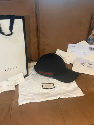 Gucci keps - Gucci keps canvas svart. Kommer med kvitto,retur papperna och alla gucci tillbehören på bilden