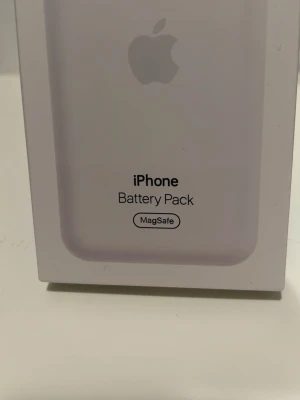 Apple MagSafe iPhone Battery Pack - Säljer ett vitt MagSafe Battery Pack från Apple till iPhone. Smidig och kompakt powerbank som fäster magnetiskt på baksidan av din iPhone för enkel laddning utan sladdar. Perfekt för dig som vill ha extra batteritid på språng.