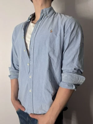 Ralph Lauren Skjorta - Följare får 100kr rabbat på originalpriset! Skjortan är från Ralph Lauren och har storleken L. Den är i nästan ny skick med ett litet hål på underarmen och supersnygg. Nypris ca 1600kr! Glöm inte att följa🌊🍾