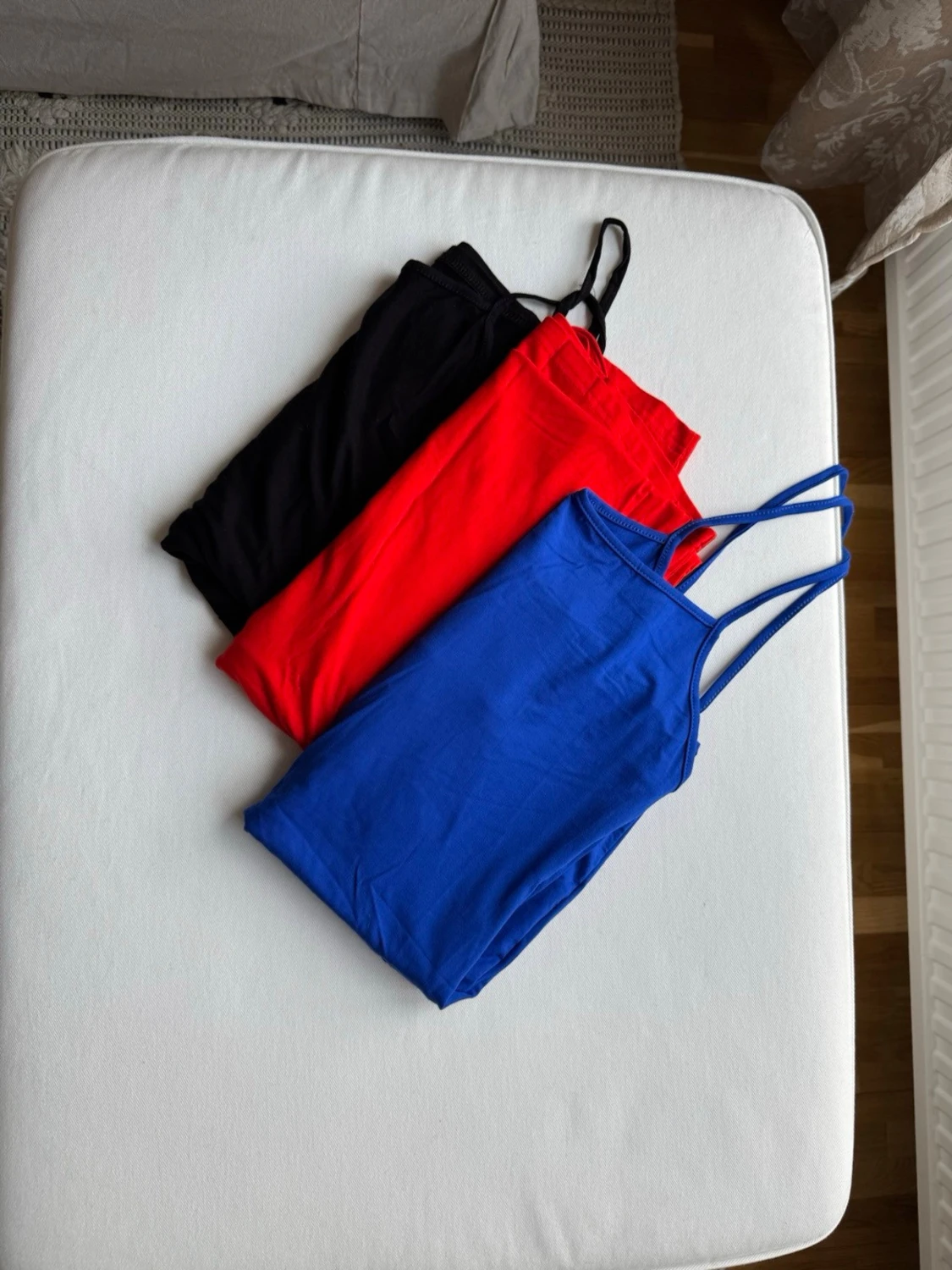 Tre färgglada klänningar från SHEIN