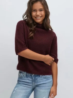 Vinröd stickad tröja från Gina - Snygg vinröd stickad tröja med tre kvartsärmar och hög hals. Tröjan har en mjuk och fluffig struktur, perfekt för att ge en chill och trendig look. Passar till jeans och har en avslappnad passform. Använd 1-2 gånger.✨