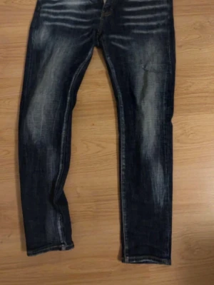 Dsquared 2 Jeans - Säljer DSQ2 jeans då jag inte använder dom längre och ska byta stil, Bilderna är från min Vinted 