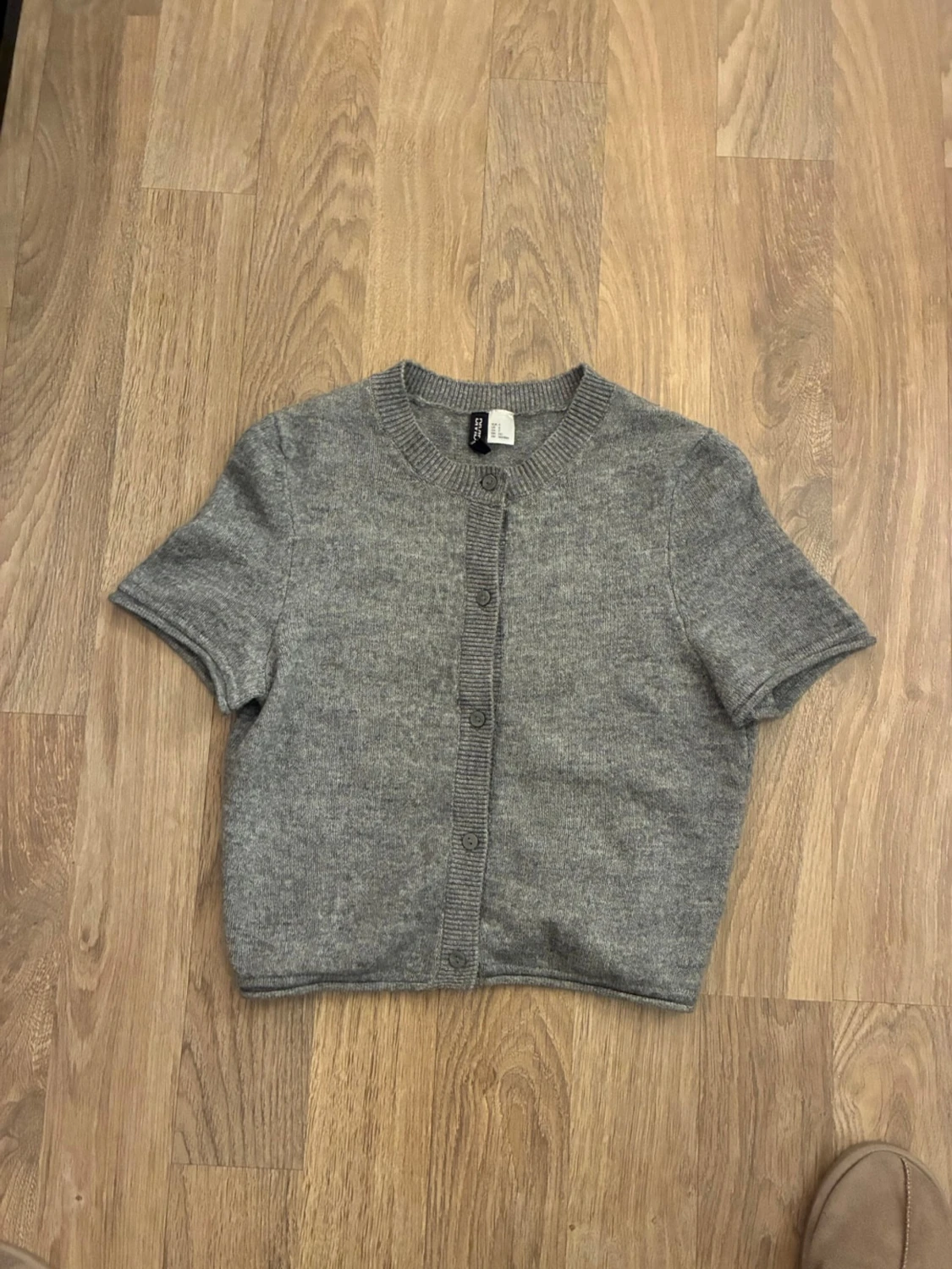 Grå kortärmad kofta från hm i storlek S