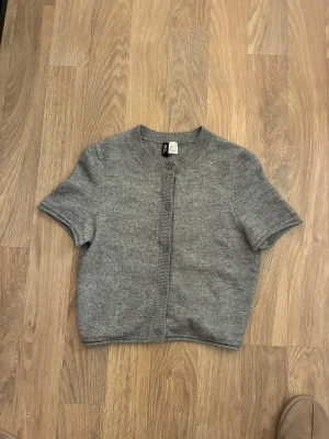 Grå kortärmad kofta från hm i storlek S - Super mysig och fin grå kofta från hm