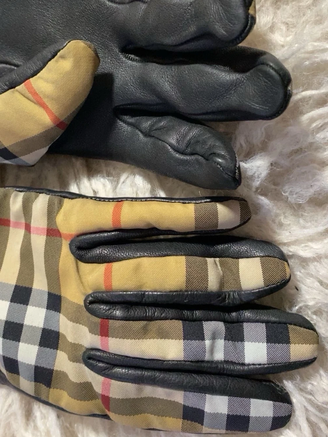 Rutiga handskar med läderdetaljer