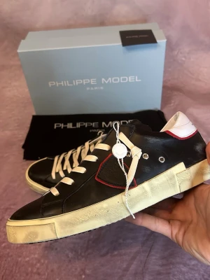 Helt nya phillipe model skor - Helt nya med tags och allt og | Size 40  | fraktar inom 24 timmar | för att köpa klicka ”köp nu” | vid frågor eller funderingar skriv en meddelande | följare får bättre rabatter🙌