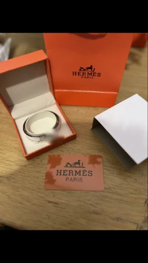 Armband  - Fin vit armband sälja för billig snabb affär och priset kan diskuteras.