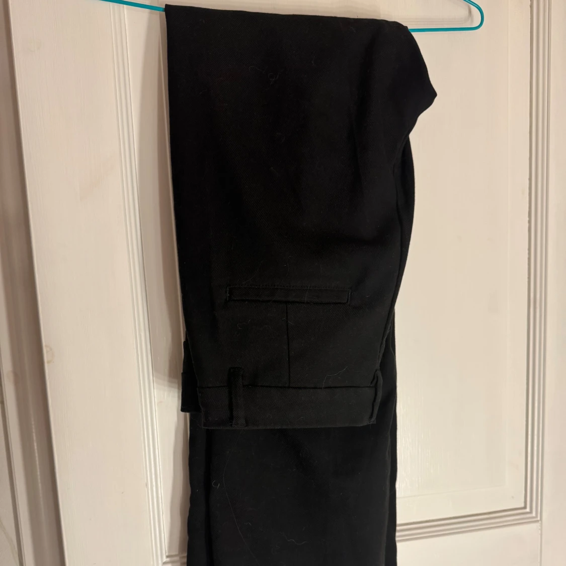 Svarta kostymbyxor från Monki