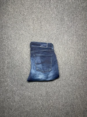 Jacob Cohen jeans - Ett pat feta jacob choen jeans med ett eiktigt skönt matrial.kommer sitta slim fit på någon runt 170🥳🥳 nytt skick☺️ett annat marial som gör det skönare att ha på sig jeansen.
