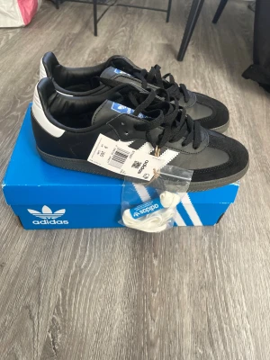 Adidas Samba svart/vit sneakers - Adidas Samba sneakers i svart i nyskick! Säljer då de var för små för min bror😊Perfekt att köpa i julklapp till våren