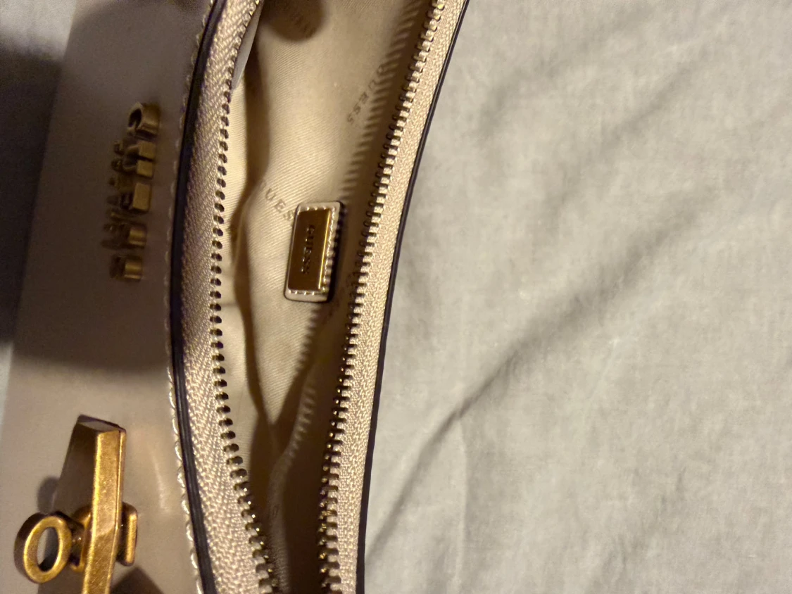 Beige handväska från Guess - 1