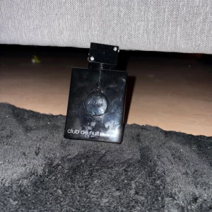 Club de Nuit Intense - Stilren parfym från Armaf, Club de Nuit Intense Man. Perfekt för dig som vill sticka ut med en ikonisk doft. Flaskan har en modern design som passar in i varje samling. 100ml kvar