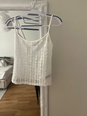 Vit spetsig linnetopp  - Helt ny. Lite liten i storlek 