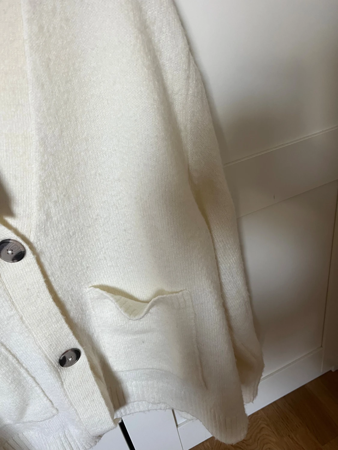 Vit stickad kofta från Gina Tricot - 2