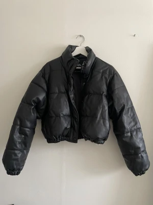 Bomberjacka zara - Kort bomberjacka i skinn från zara i storlek S. Använd ett fåtal gånger.