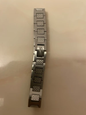Lacoste armband  - Lacoste armband helt oanvänd. Fick det i present men det är inte riktigt min stil därför säljer jag den, stolek 21cm men kan enkelt justeras.