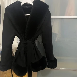 Pälsjacka  - Köp den här snygga och eleganta pälsjackan från Garoff ord. pris 1000 kr men säljer den för 750 kr. Är i storlek L men passar för de som har S-M.