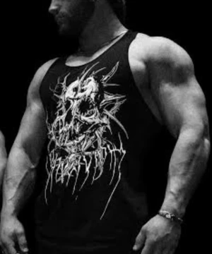 Svart linnetopp Breathe Divinity - Säljer en svart linnetopp från Breathe Divinity med ett fett vitt tryck av ett demoniskt dödskallemotiv på bröstet. Modellen är ärmlös med breda axelband och djup urringning, perfekt för gymmet eller streetwear. Materialet är mjukt och stretchigt, troligen bomull eller polyester.