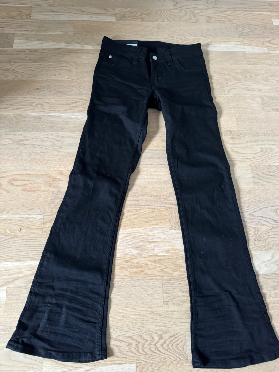 Svarta bootcut jeans från Weekday