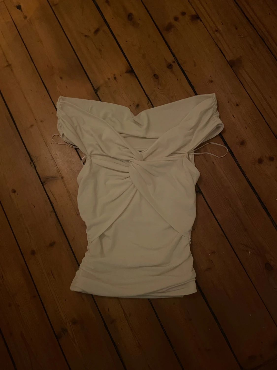 Vit offshoulder kortklänning