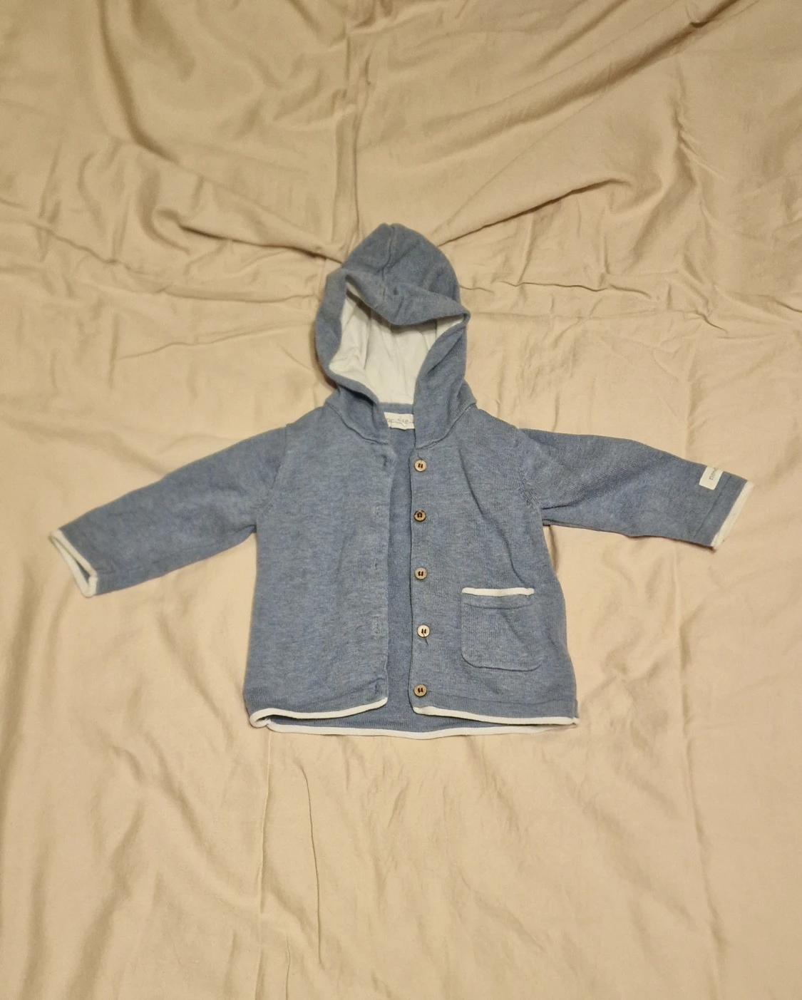 Blå finstickad tröja med knappar