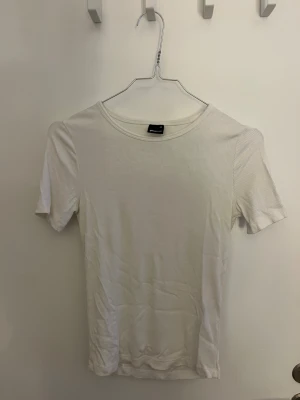 Vit tight t-shirt - Tight vit t-shirt från Gina, storlek Xs 🤍