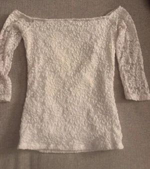 Off shoulder topp!  - Snygg off shoulder topp i spets! 🤍