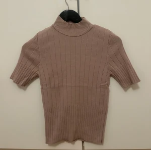 Polotröja med kort ärm - Köpt utomlands, aldrig använd , passar en S/M