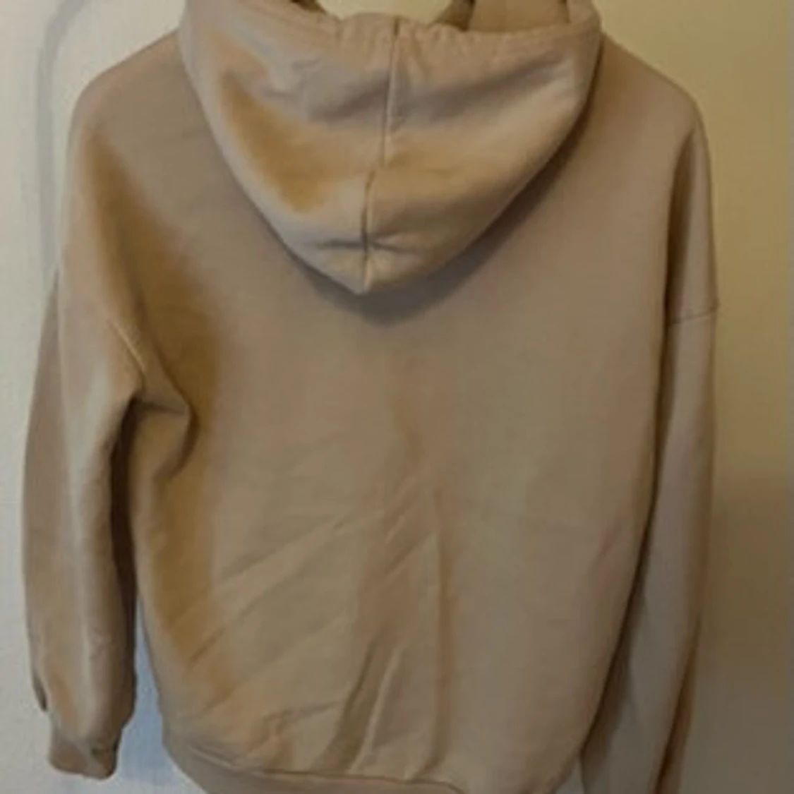 Beige hoodie med huva och ficka - 1