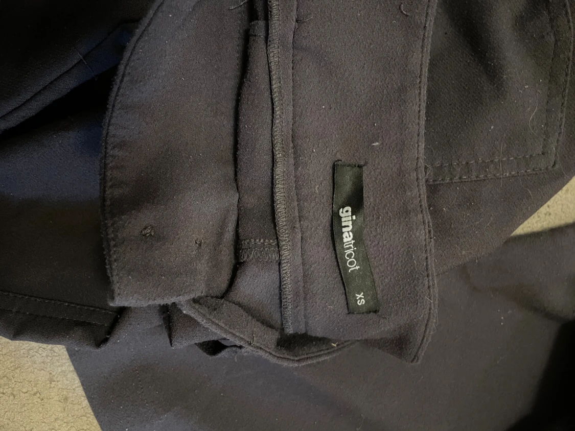 Utsvängda mörkgråa byxor  - 2