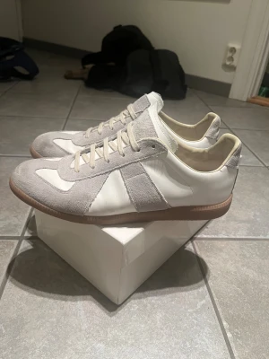 Maison Margiela  - Ett par schyssta Maison Margiela skor som bara använts under våren och sommaren. Nypris 5499kr (merchsweden). Skick 7/10. Storlek 43.