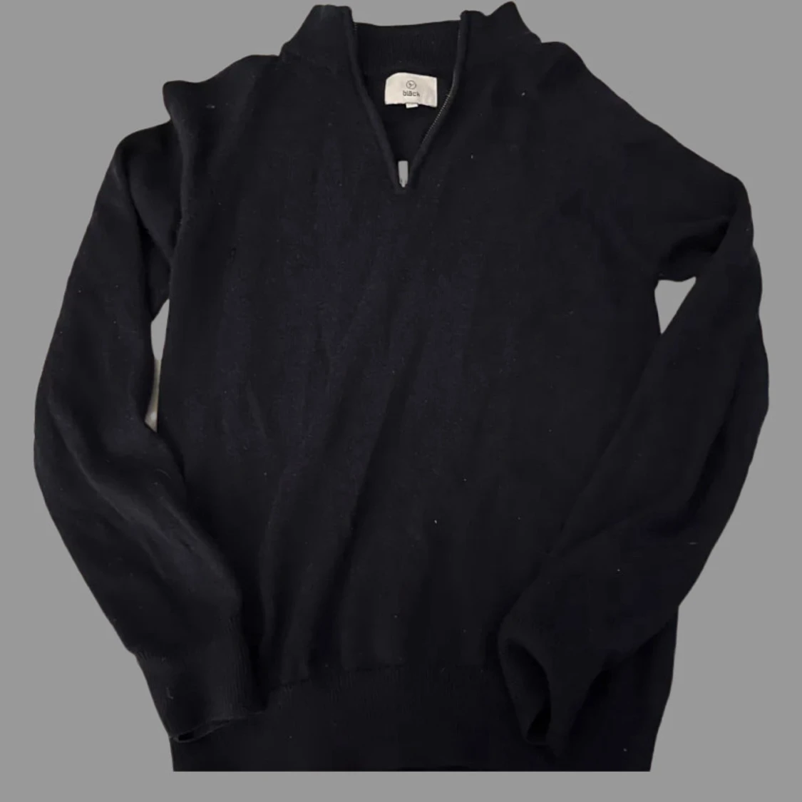 Mörkblå stickad tröja från Bläck