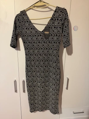 Glittrig Klänning  - Jätte fin klänning från Emmy Copenhagen. Helt ny.  Storlek S-M