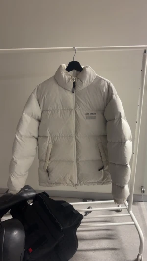 Vit pufferjacka från Axel Arigato - Axel Arigato Puffer Jacket – S (Unisex) Säljer min Axel Arigato dunjacka i off-white. Bra skick, varm och bekväm. Unisex-modell i storlek S. Gjord av 100% återvunnet dun och polyester. Perfekt för vintern!