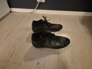 Svarta puma fotbollsskor - Säljer ett par svarta puma fotbollsskor..