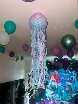 Jellyfish Party dekoration Havstema - Dekorativ tak jellyfish med havstema. Perfekt för barnkalas eller som dekoration i barnrummet. Färgglad tak dekoration i form av en manet, perfekt som dekoration till barnkalas eller temafest. Jellyfishen har pastellfärger i lila, blått och rosa, och levereras i originalförpackning med instruktioner. Produkten är i nyskick utan synligt slitage.