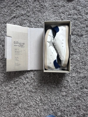 Golden goose superstar  - Tja, säljer ett par schyssta golden goose superstar till ett superpris! Skorna är aldrig använda och allt orginalt tillkommer, nfc fungerar självklart på höger sko! Hör av er vid frågor✌️👟