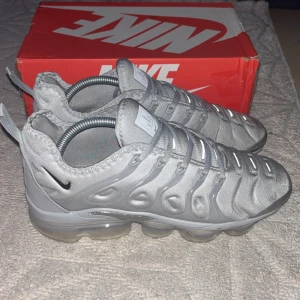 Nike Air Vapormax  - De är väl använda! Två reflexer är borta och de finns repor!